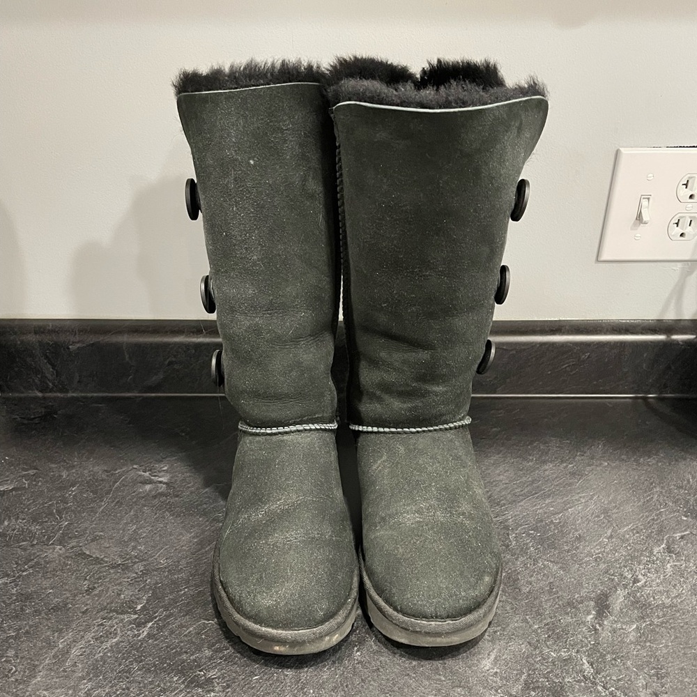EUC TRIPLE Bailey button black Uggs